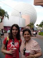 Isabella e Juliana no parque Epcot.