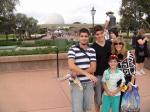 Willian, Roberto, Mirela e Lucas no parque Epcot.
