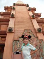 Lucas na réplica da pirâmide de Chichen Itza, do México, no parque Epcot.