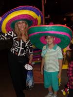 Mirela e Lucas com os sombreiros mexicanos.
