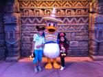 Lucas e Carolina com o Pato Donald mexicano.