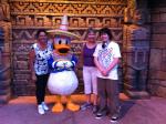Marlene, Anelise e Moises com o Pato Donald mexicano.