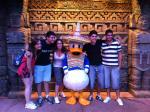 Debora, Iuri, Mariana, Roberto e Willian com o Pato Donald mexicano.