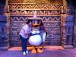 Juliana e Sandra com o Pato Donald mexicano.