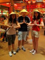 Mariana, Iuri e Isabella em loja chinesa, no parque Epcot.