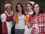 Mariana e Sandra apreciando a cerveja alemã.