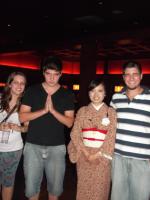 Mariana, Roberto e Willian com atendente japonesa.