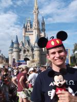 Iuri com o castelo do Magic Kingdom.