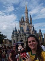Mariana com o castelo do Magic Kingdom.