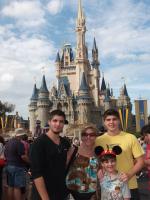 Roberto, Mirela, Willian e Lucas com o castelo do Magic Kingdom.