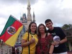 Mariana, Bianca e Iuri com o castelo do Magic Kingdom.