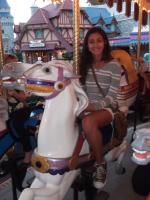Helen no carrossel, no Magic Kingdom.