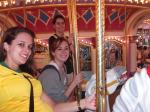 Mariana, Debora e Isabella no carrossel, no Magic Kingdom.