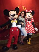 Sandra com o Mickey e a Minnie.