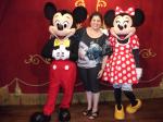 Juliana com o Mickey e a Minnie.