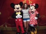 Helen com o Mickey e a Minnie.
