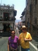 Ivanira e Puhl passeando pelas ruas de Taxco.