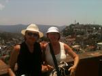 Nilva e Derva no restaurante vendo a vista de Taxco.