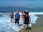 Na praia de nosso hotel Elcano, em Acapulco.