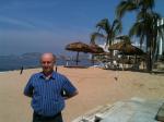 Waldemar, na praia de nosso hotel Elcano, em Acapulco.