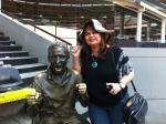 Marisa e a estátua do torcedor fanático, no Estádio Azteca.