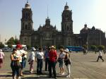 Grupo ouvindo o Alfredo em frente da Catedral do México.