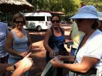 Teca, Ivanira e Derva aprendendo sobre o cactus mexicano.
