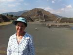 Humilde na Pirâmide da Lua em Teotihuacan.