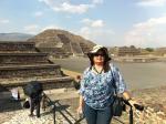 Marisa na Pirâmide da Lua em Teotihuacan.
