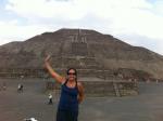 Ivanira na Pirâmide do Sol em Teotihuacan.