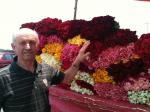 Waldemar na banca de rosas, na beira da estrada.