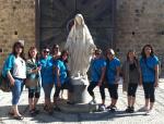 Nossa Senhora e as meninas na Basílica da Anunciação em Nazareth.