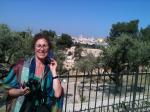Alice nos Jardins das Oliveiras.