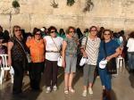 As meninas na visita ao Muro das Lamentações.