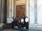 Grupo na Porta Santa da Basílica de Santa Maria Maggiore.