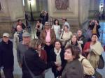 Grupo ouvindo explicações na Opera de Paris.