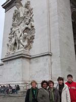 Ires, Rose, Nilza, Sueli e Iuri no Arco do Triunfo, em Paris.