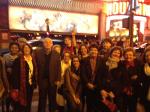 Grupo na saída do Moulin Rouge, em Paris.