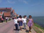 Nedis, a guia Ana, Nilsa e Rose em passeio por Volendam.