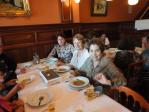 Sueli, Ires e Ail em almoço na cidade de Volendam.