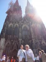Carolina e Arley na Catedral de Colônia, Alemanha.