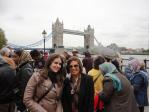 Mariana e Maria Helena em frente a Tower Bridge.