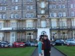 Rose e Sueli em frente ao hotel Yorkshire, se despedindo da cidade de Harrogate.