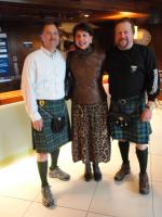 Sueli com escoceses em Edimburgo.