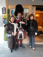 Ivana e Nilza com escocês em Edimburgo.