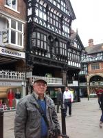 Lirio em passeio pela cidade de Chester.