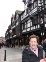 Olga em passeio pela cidade de Chester.