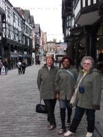 As trigêmeas, Ires, Rose e Arley em passeio pela cidade de Chester.