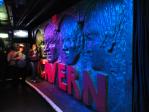 Ivan e Mariana no pub The Cavern, onde os Beatles iniciaram carreira.