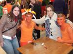 Mariana e Ail com torcedores do Blackpool.